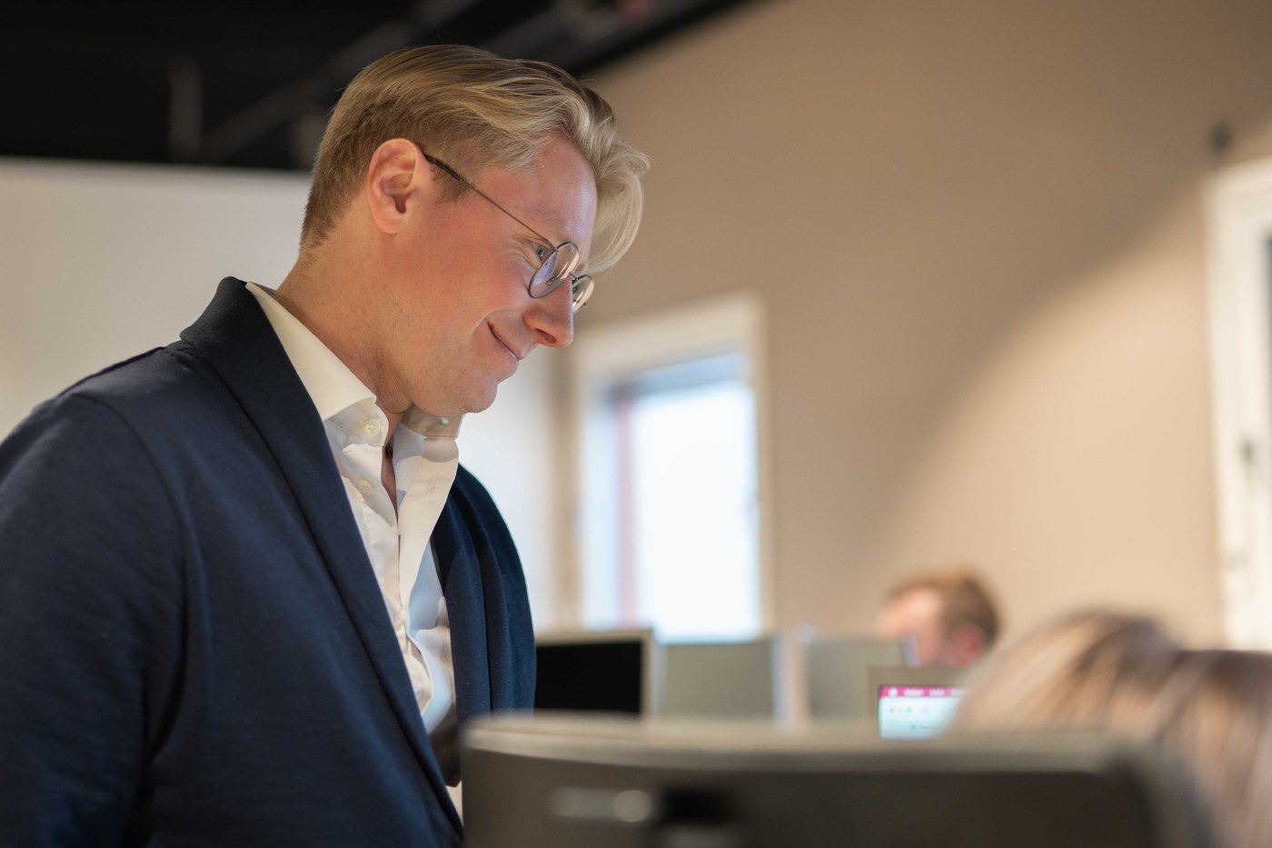Rådgiver hos Samlegjeld.no går gjennom økonomien til en aleneforsørger