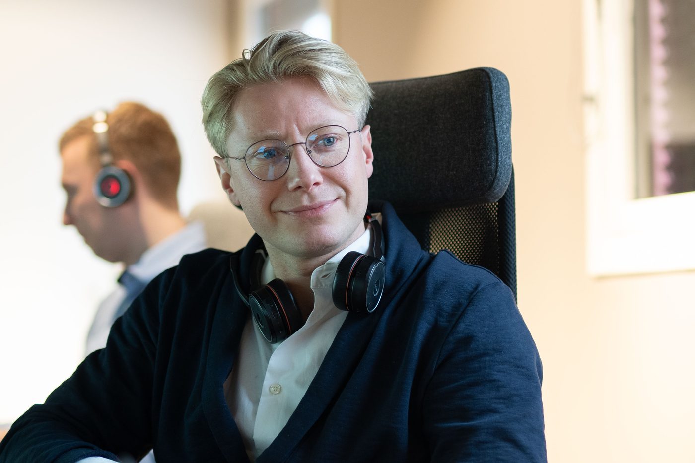 Rådgiver hos Samlegjeld.no gjennomgår gjeldssituasjonen til en pensjonist