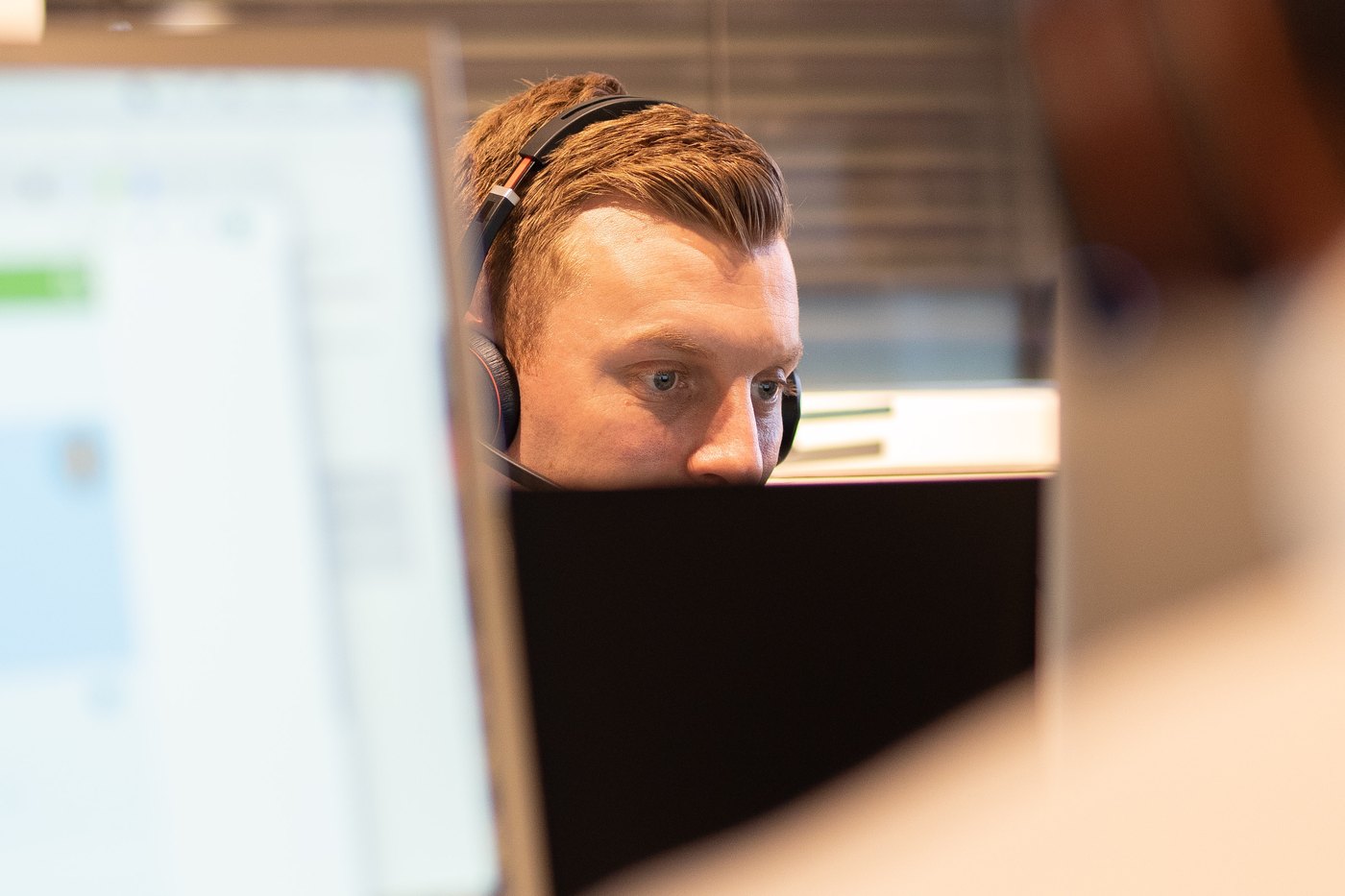 Rådgiver hos Samlegjeld.no snakker med en kunde om gjeld ved sykdom og uførhet