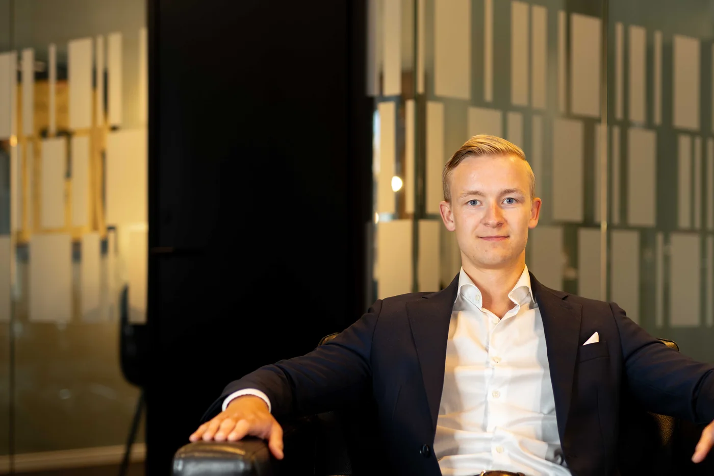 Stian Welde, senior kunderådgiver i Samlegjeld, som daglig snakker med folk om kredittkortgjeld