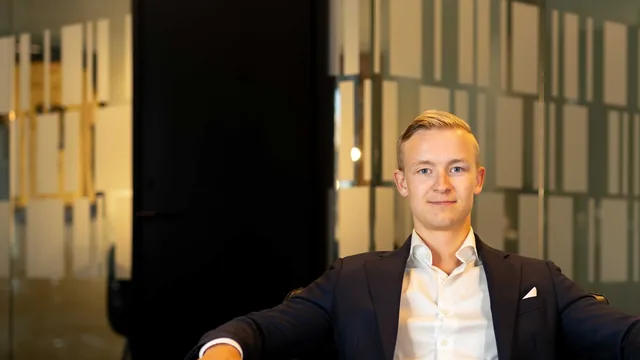 Stian Welde, senior kunder&aring;dgiver i Samlegjeld, hovedbilde fra v&aring;r egen side om kredittkortgjeld i Norge