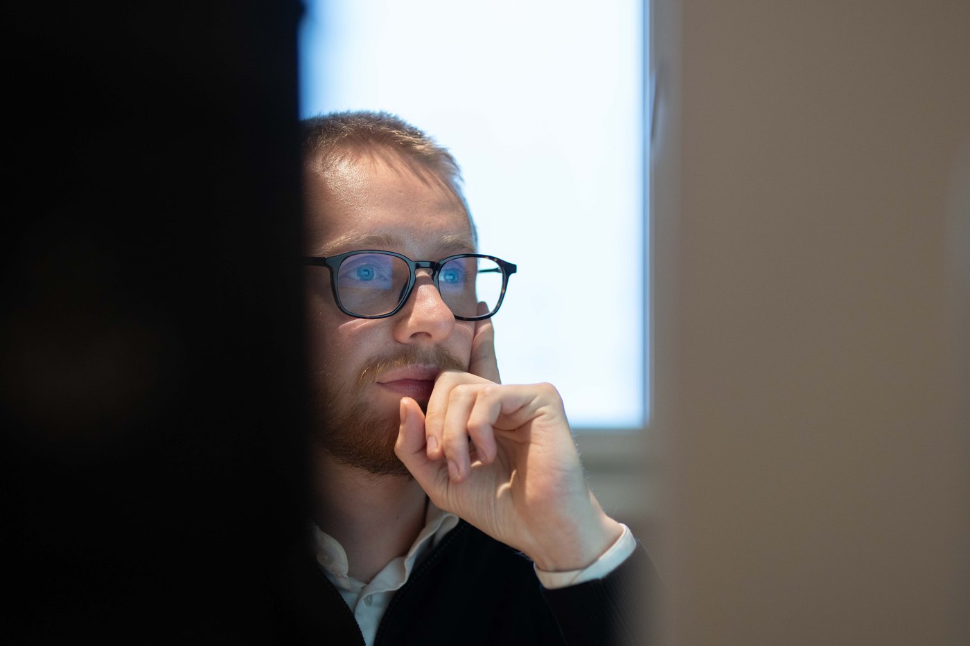 Rådgiver hos Samlegjeld.no vurderer en søknad om å samle gjeld for andre gang